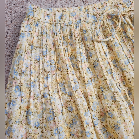 American Eagle yellow floral shorts - Picture 2 of 8